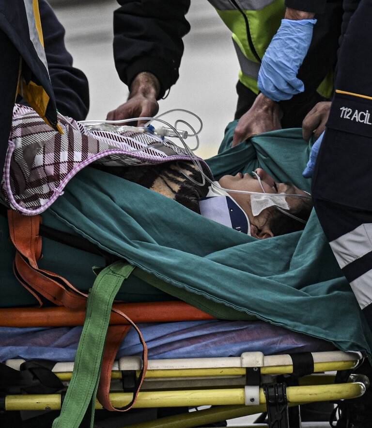 aa-20230216-30327634-30327629-kahramanmarasta-depremin-248-saatinde-kurtarilan-aleyna-ambulans-ucakla-ankaraya-getirildi.jpg