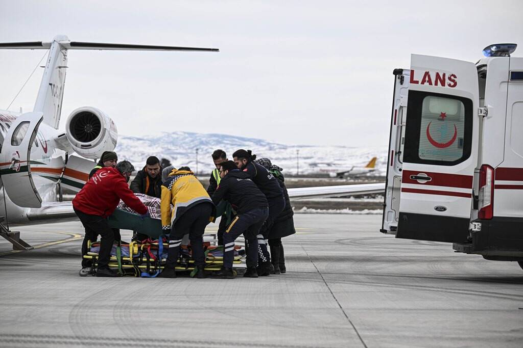 aa-20230216-30327634-30327630-kahramanmarasta-depremin-248-saatinde-kurtarilan-aleyna-ambulans-ucakla-ankaraya-getirildi.jpg
