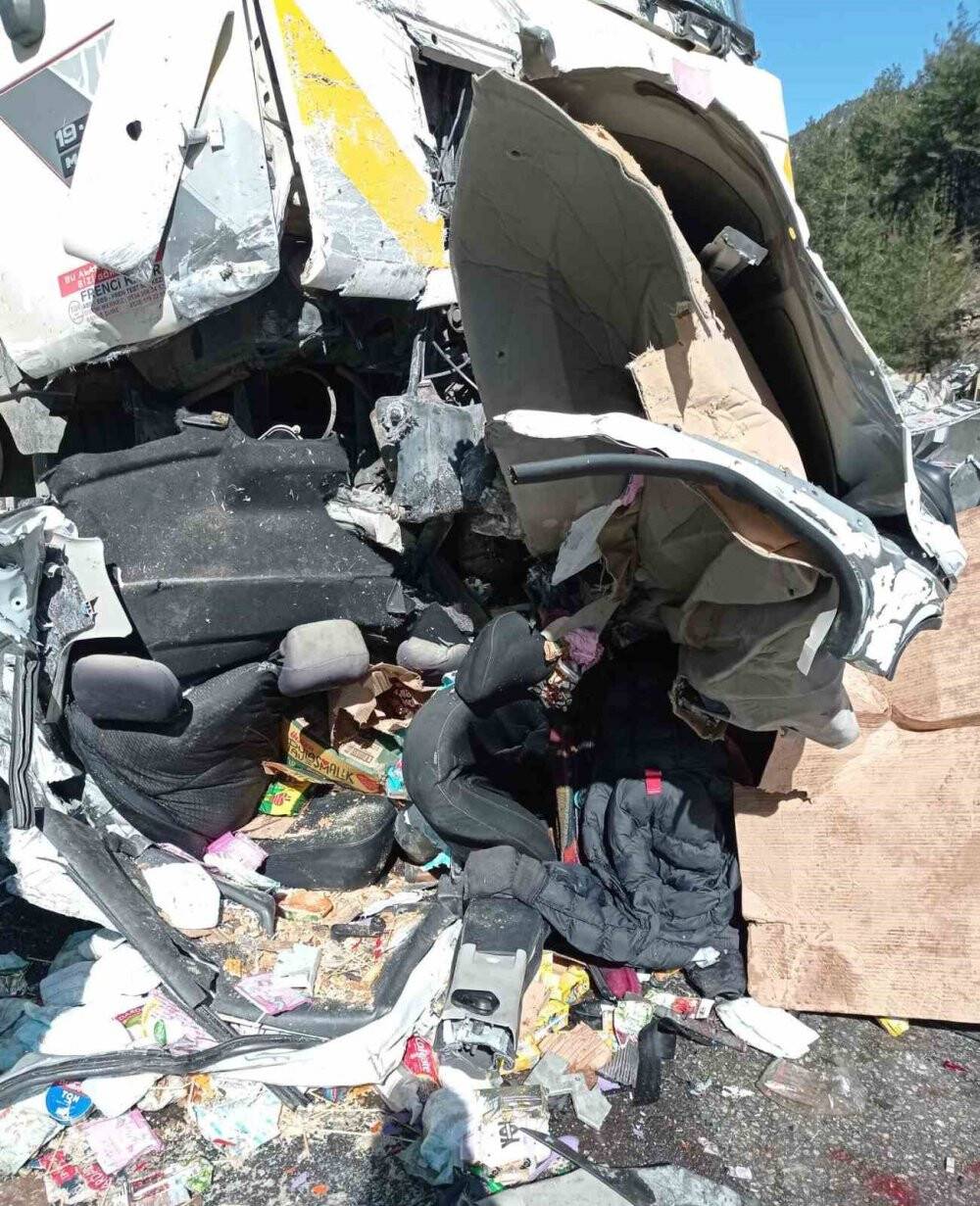 Cezaevi aracıyla kamyon çarpıştı: 23 yaralı