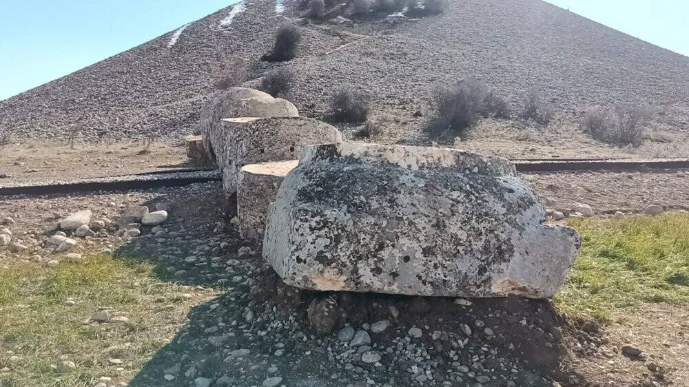 Deprem, tonlarca ağırlıktaki sütunları yıktı