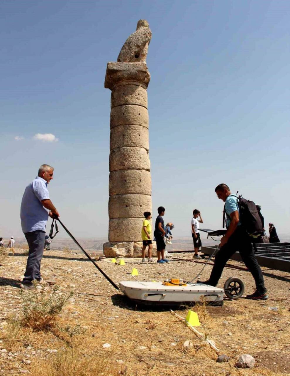 Deprem, tonlarca ağırlıktaki sütunları yıktı
