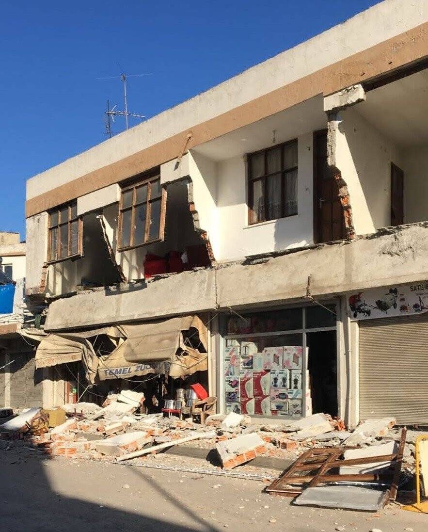 Depremde hasar almıştı çatırtıdan sonra böyle yıkıldı (videolu)