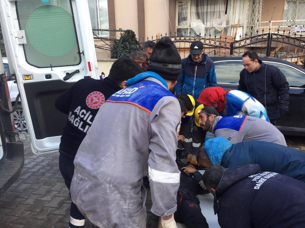 ekiplerimiz-enkazdan-cikardigi-6.jpg