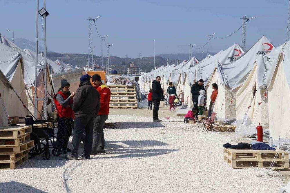 Evlendikleri gün depremde öldüler