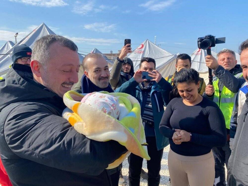 Evlendikleri gün depremde öldüler