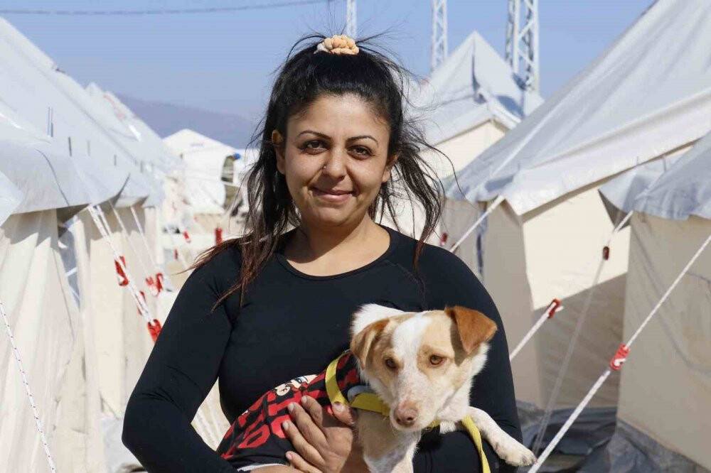 Evlendikleri gün depremde öldüler