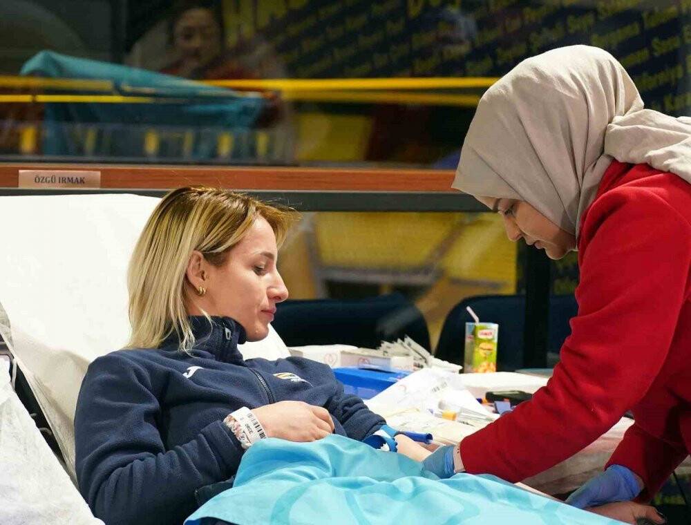 Fenerbahçe Kadın Voleybol Takımı, kan bağışı yaptı