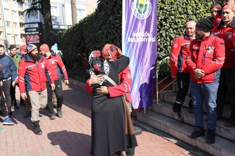 İnanılmaz kurtuluşun kahramanları gözyaşlarıyla karşılandı