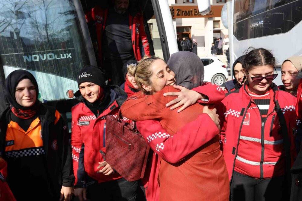 İnanılmaz kurtuluşun kahramanları gözyaşlarıyla karşılandı