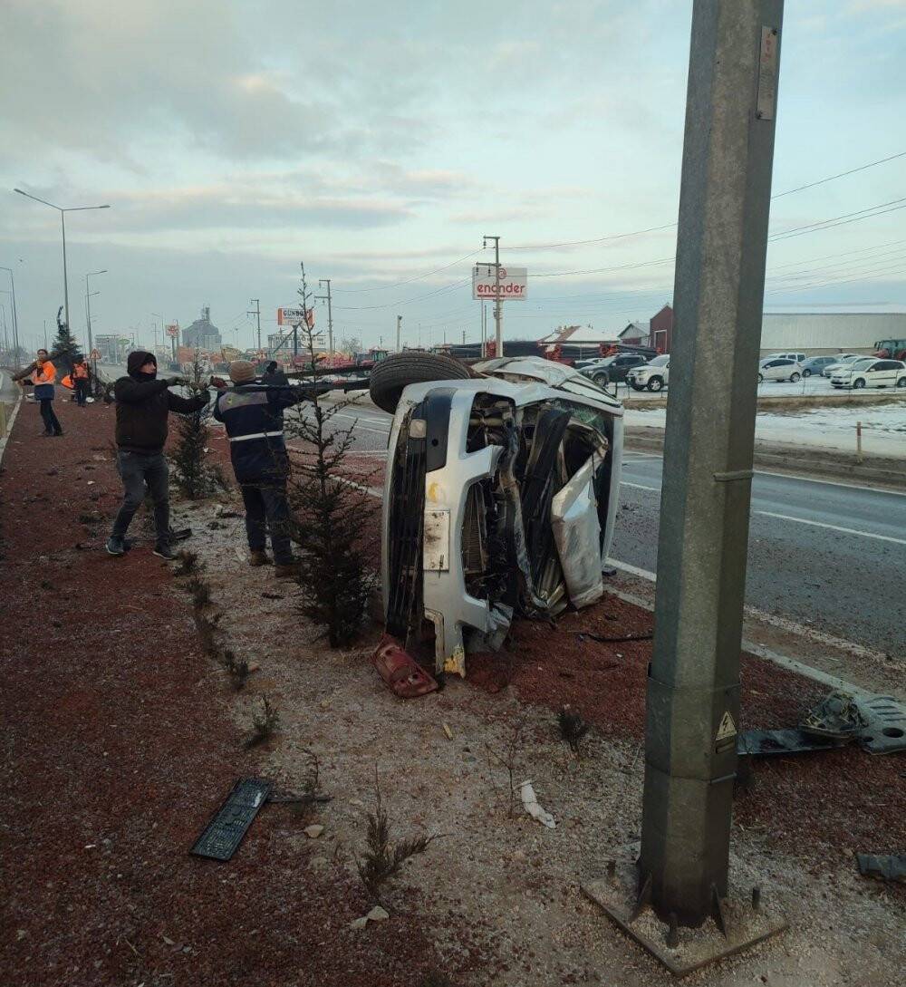 Kontrolden çıkıp refüje devrildi