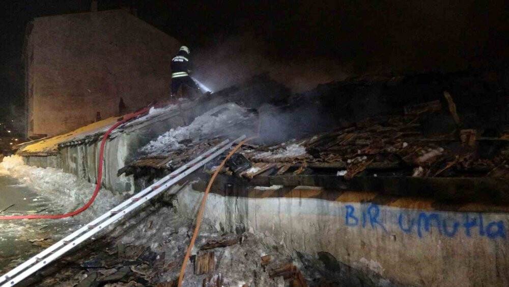 Müstakil ev yangında küle döndü