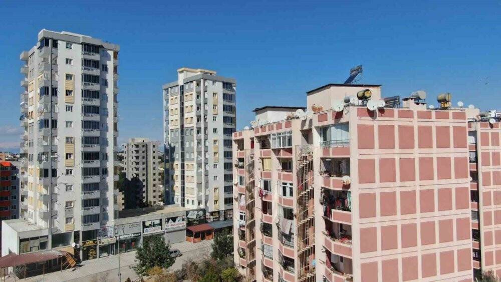 TOKİ’de çizik bile yok, yanı başındaki binalar ağır hasarlı