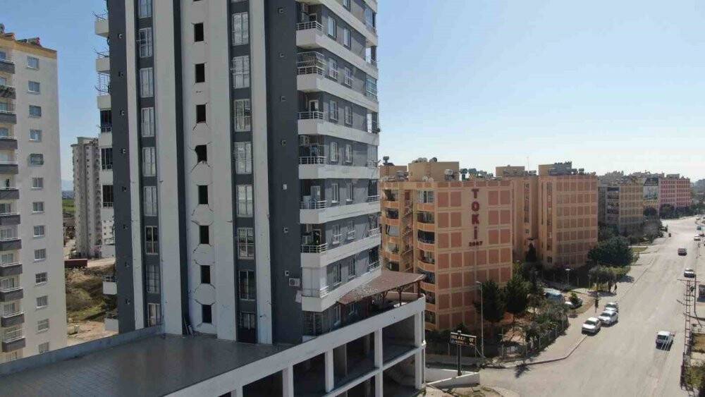 TOKİ’de çizik bile yok, yanı başındaki binalar ağır hasarlı