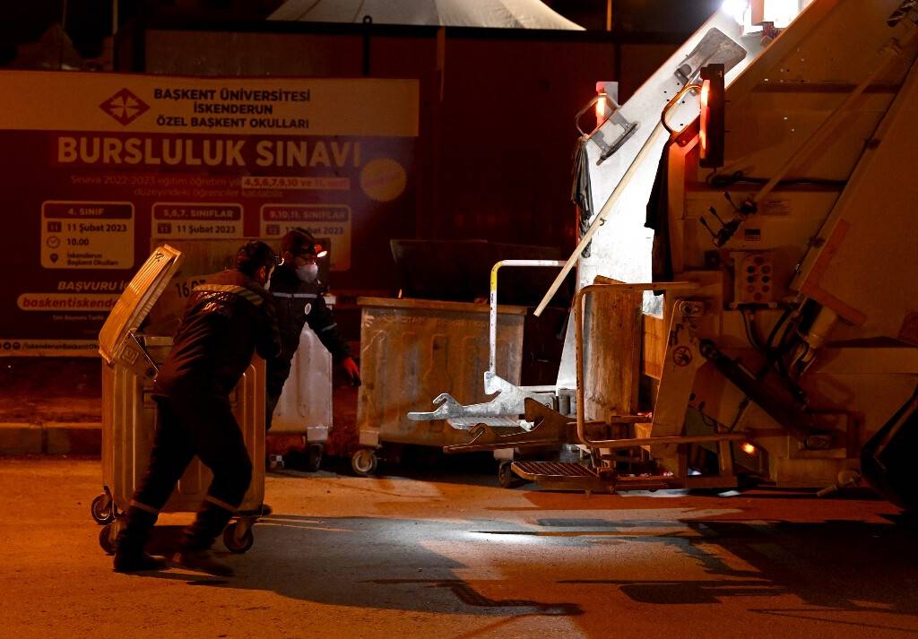 aa-20230217-30333236-30333225-selcuklu-belediyesi-temizlik-ekibi-deprem-bolgesinde-araliksiz-calisiyor.jpg