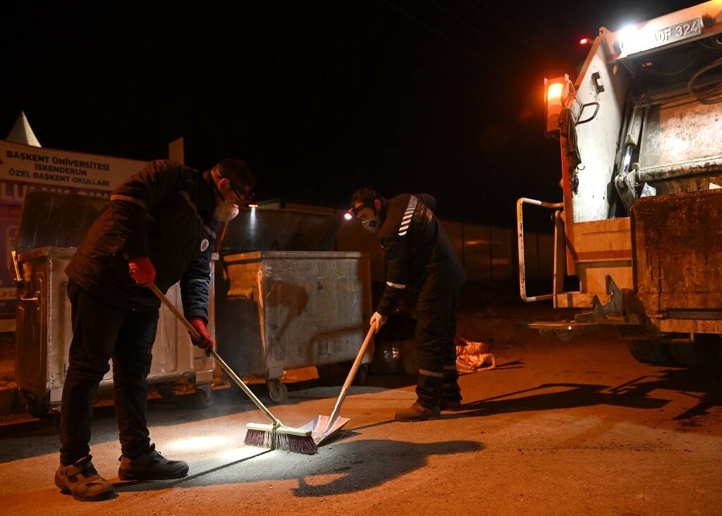 aa-20230217-30333236-30333228-selcuklu-belediyesi-temizlik-ekibi-deprem-bolgesinde-araliksiz-calisiyor.jpg
