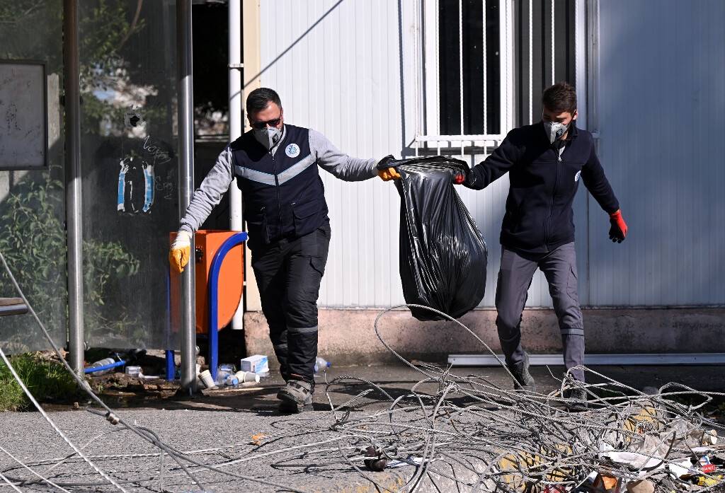 aa-20230217-30333236-30333231-selcuklu-belediyesi-temizlik-ekibi-deprem-bolgesinde-araliksiz-calisiyor.jpg