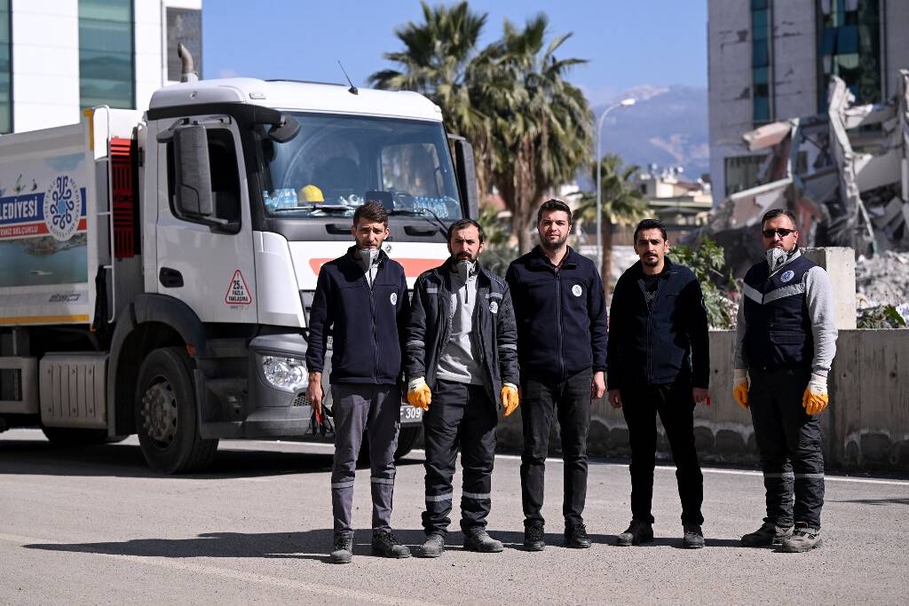 aa-20230217-30333236-30333235-selcuklu-belediyesi-temizlik-ekibi-deprem-bolgesinde-araliksiz-calisiyor.jpg