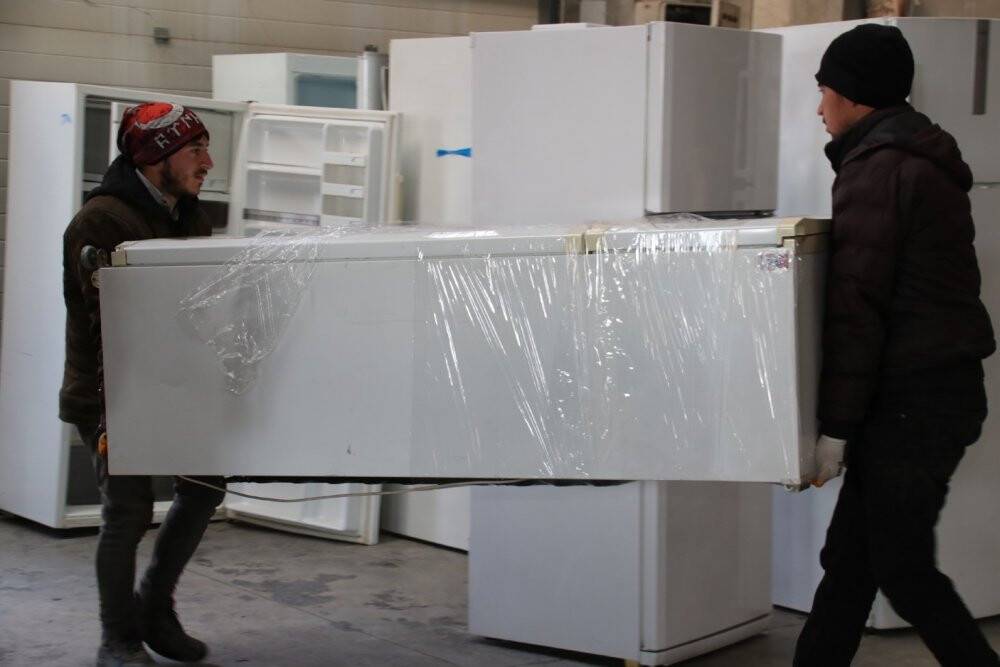 Akşehir’deki depremzedeler için beyaz eşya ve mobilya yardımı