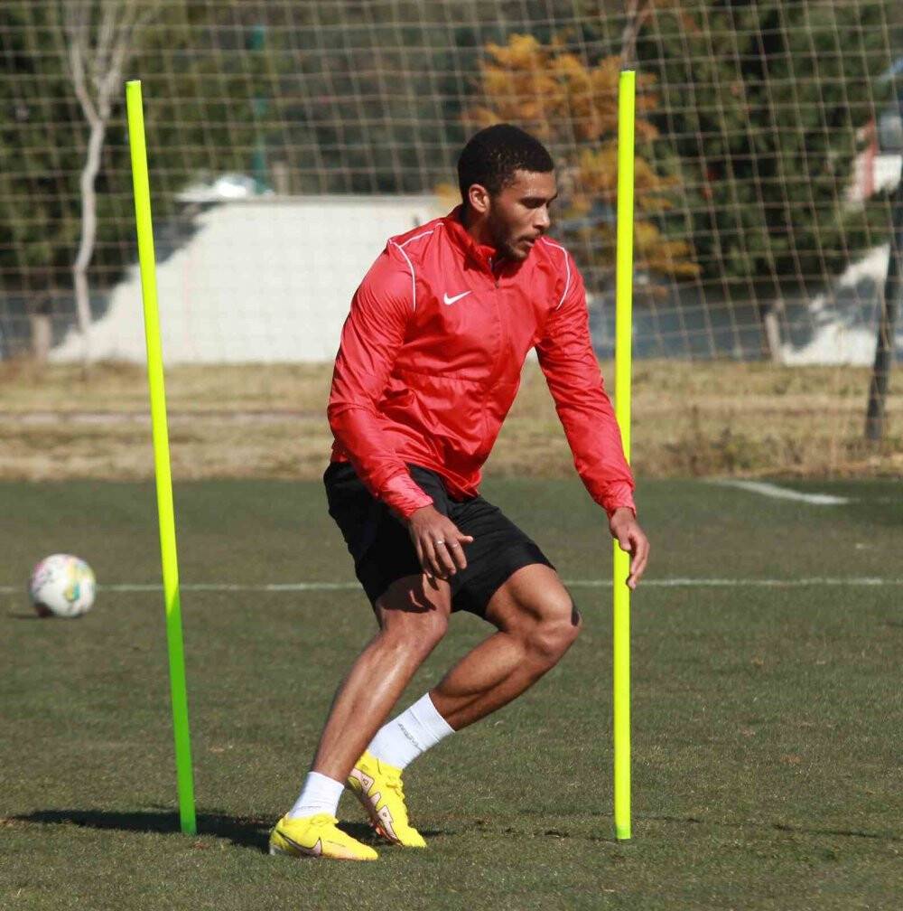 Antalyaspor’da yeni transferlerin ilk antrenmanı