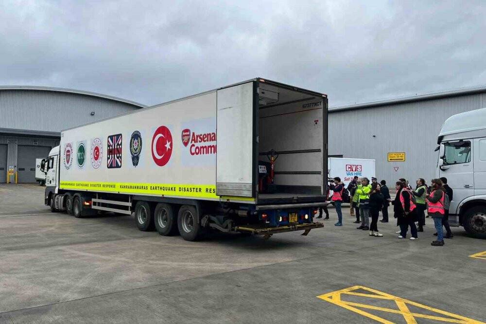 Arsenal’den depremzedelere 2 tır yardım