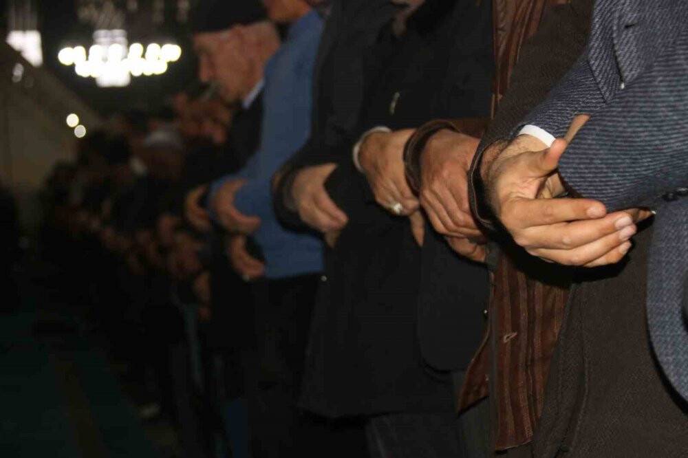 Depremde hayatını kaybedenler için gıyabi cenaze namazı kılındı