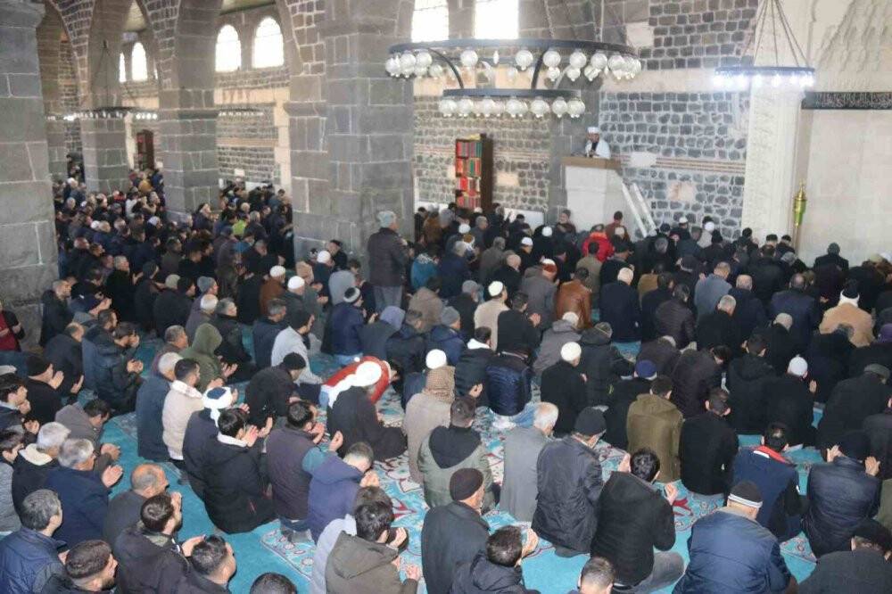 Depremde hayatını kaybedenler için gıyabi cenaze namazı kılındı