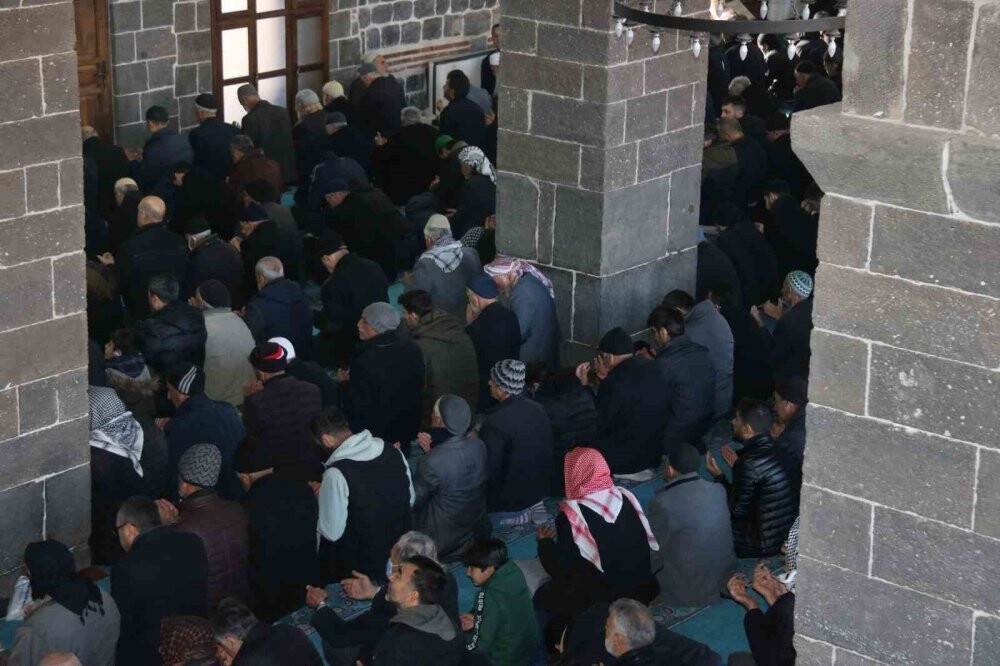 Depremde hayatını kaybedenler için gıyabi cenaze namazı kılındı