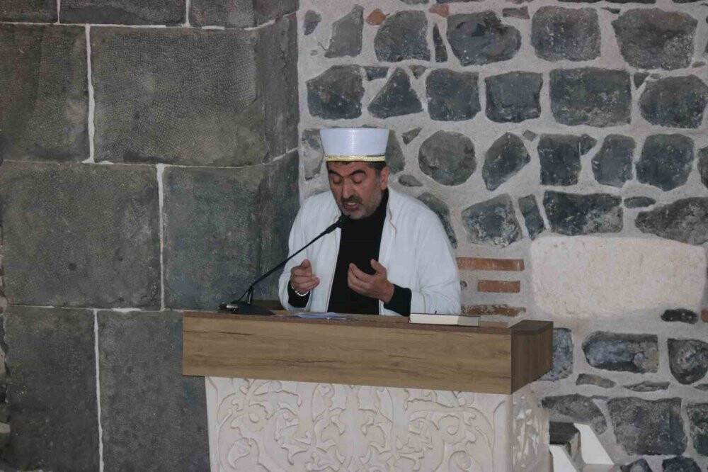 Depremde hayatını kaybedenler için gıyabi cenaze namazı kılındı