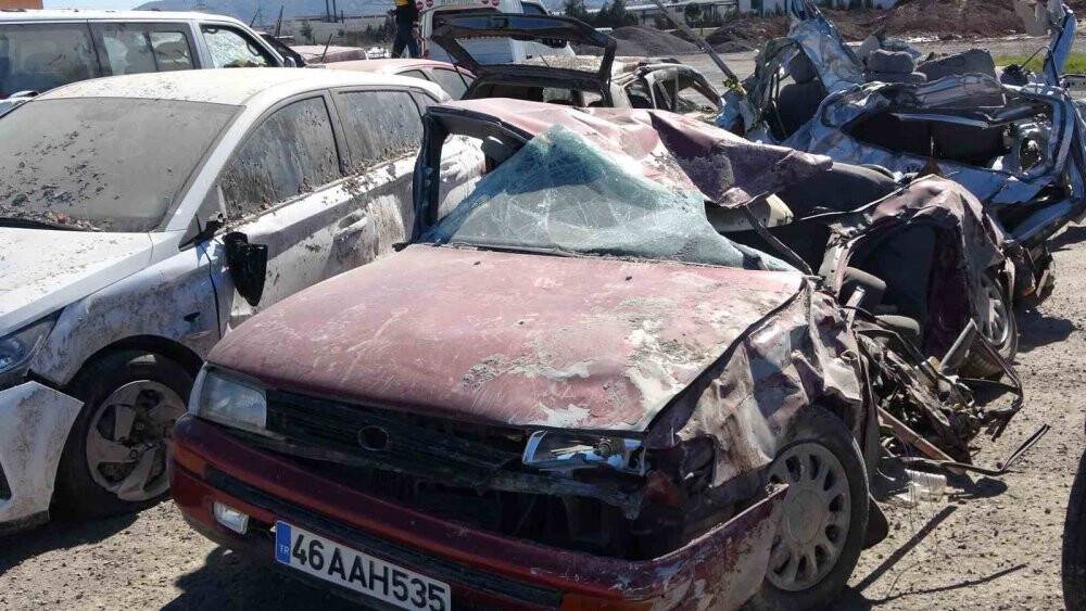 Depremde hurdaya dönen binlerce araç otoparklarda