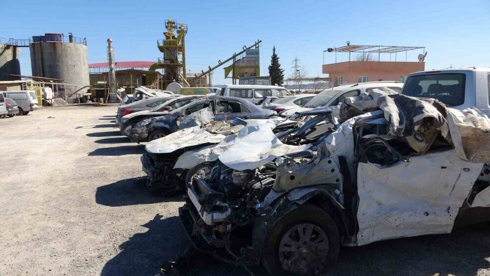 Depremde hurdaya dönen binlerce araç otoparklarda