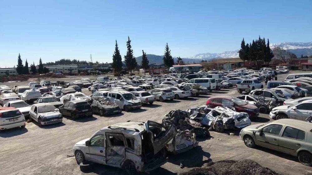 Depremde hurdaya dönen binlerce araç otoparklarda