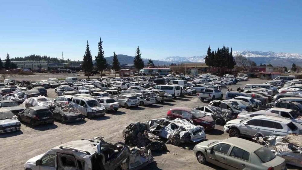 Depremde hurdaya dönen binlerce araç otoparklarda