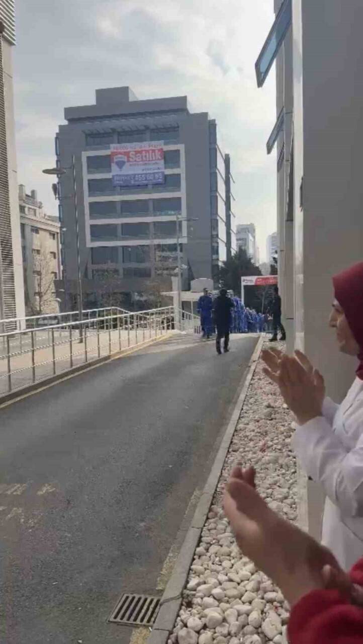 Huawei çalışanları Çinli arama kurtarma ekibini alkışlarla karşıladı