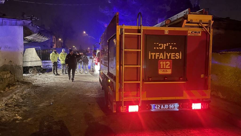 konyada-yangin-cikan-evde-coken-catinin-altinda-kalan-7-depremzede-oldu.jpg