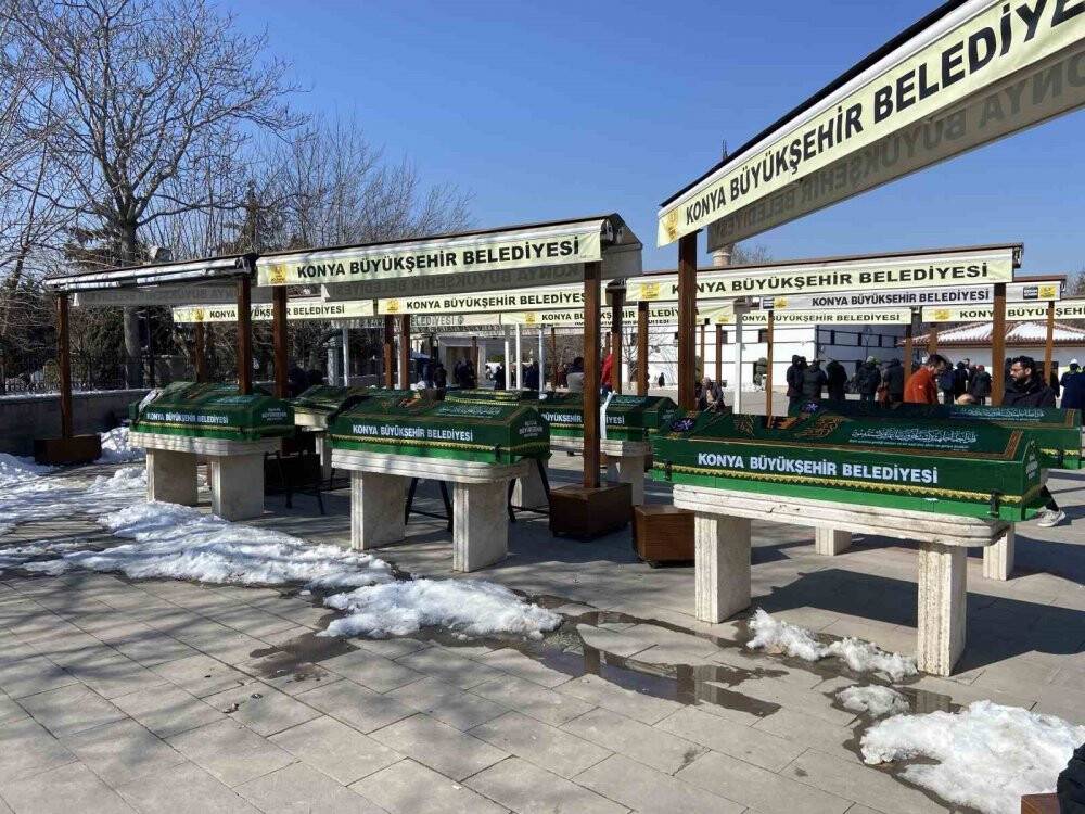Konya'da yangında hayatını kaybeden depremzede aile son yolculuğuna uğurlandı