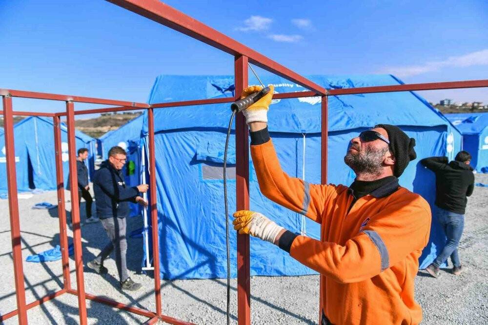 Konyalı gönüllüler Hatay'da yemek pişiriyor