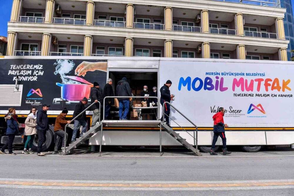 Konyalı gönüllüler Hatay'da yemek pişiriyor