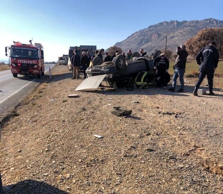 Lastiği patladı, takla attı