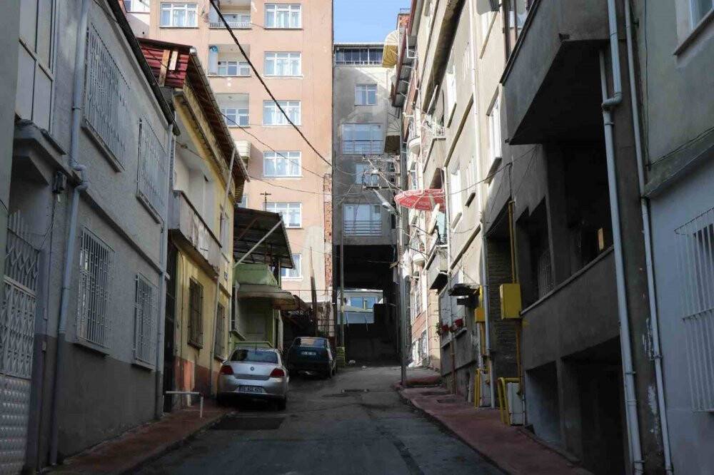 Altından sokak geçen apartman deprem sonrası tekrar düşündürdü