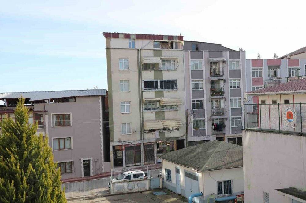 Altından sokak geçen apartman deprem sonrası tekrar düşündürdü