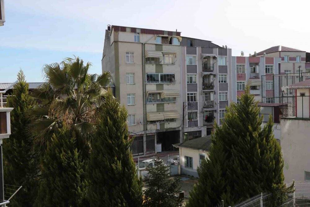 Altından sokak geçen apartman deprem sonrası tekrar düşündürdü