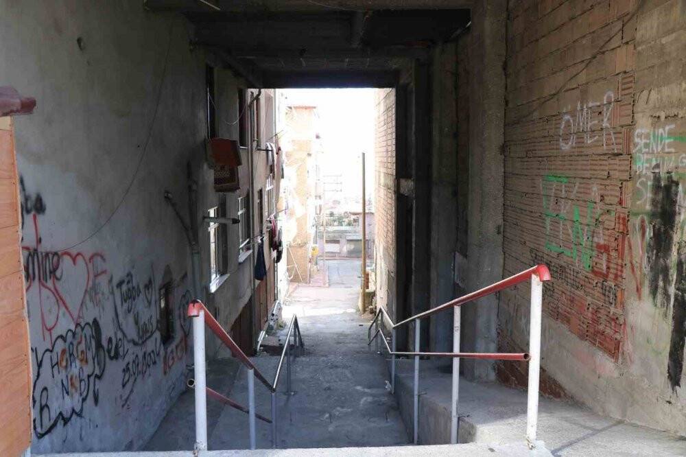 Altından sokak geçen apartman deprem sonrası tekrar düşündürdü