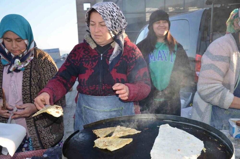 Deprem bölgelerini dolaşıp gözleme yapıyorlar