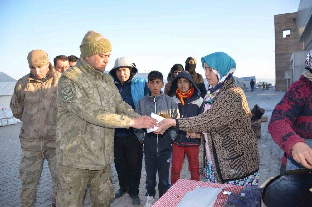 Deprem bölgelerini dolaşıp gözleme yapıyorlar