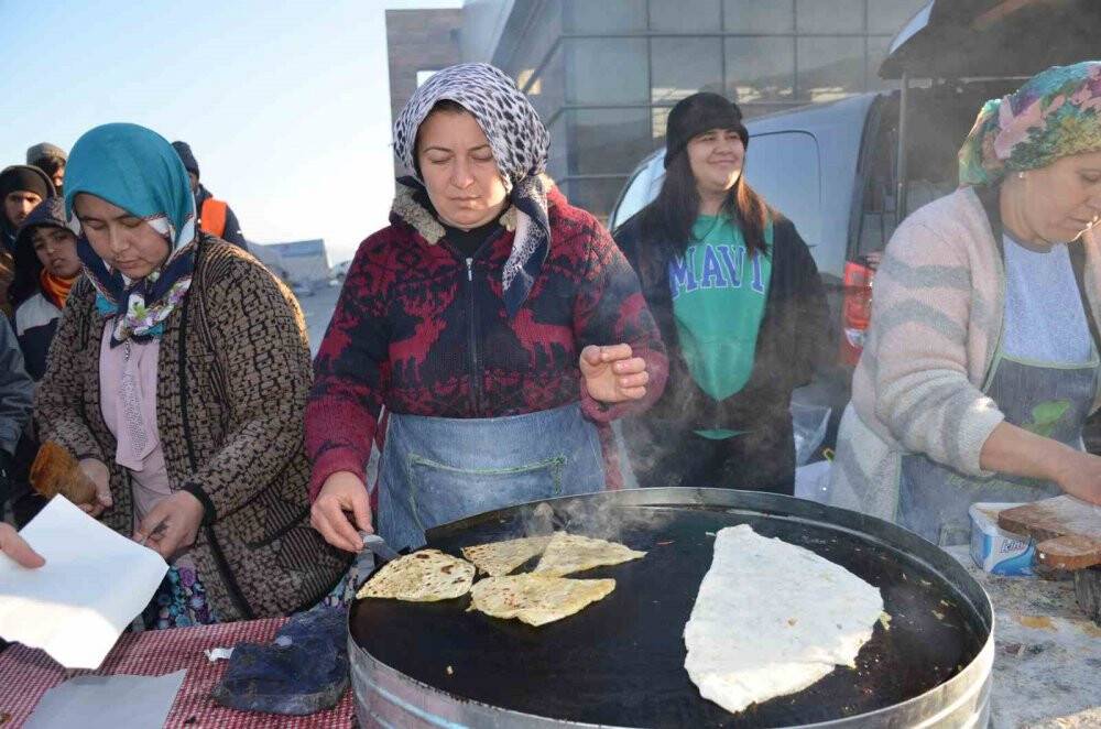 Deprem bölgelerini dolaşıp gözleme yapıyorlar