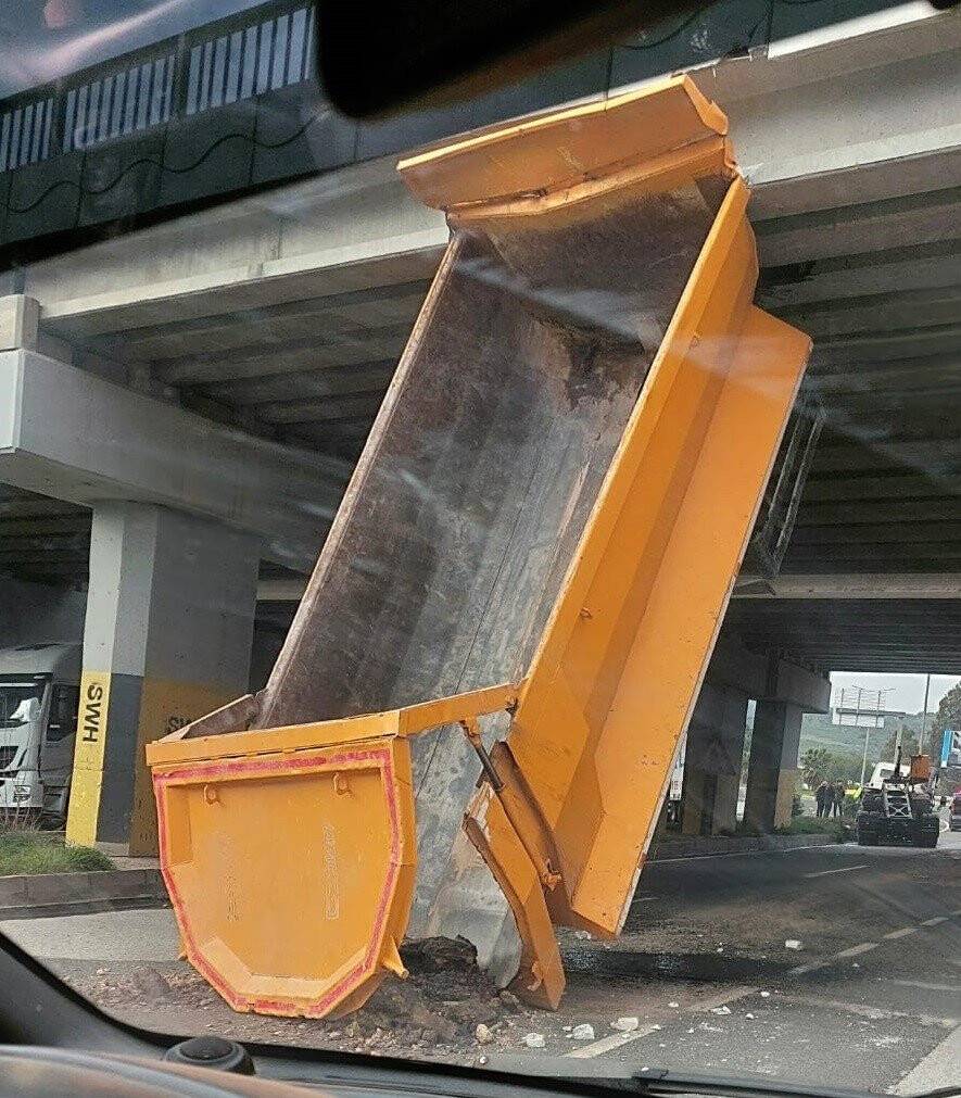 Dorse köprüye çarptı