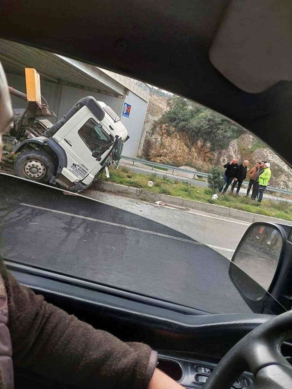 Dorse köprüye çarptı