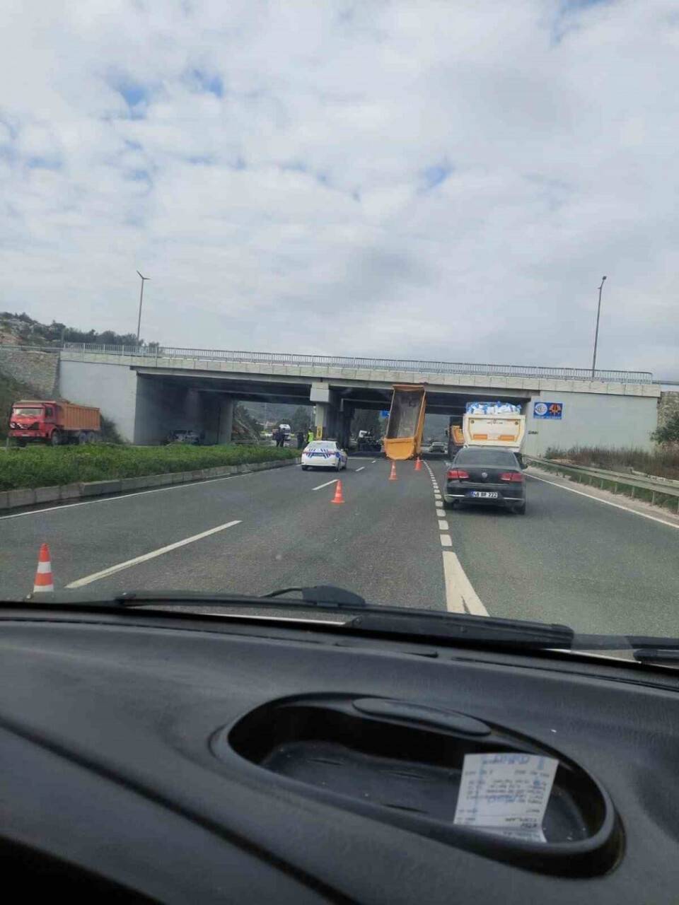 Dorse köprüye çarptı