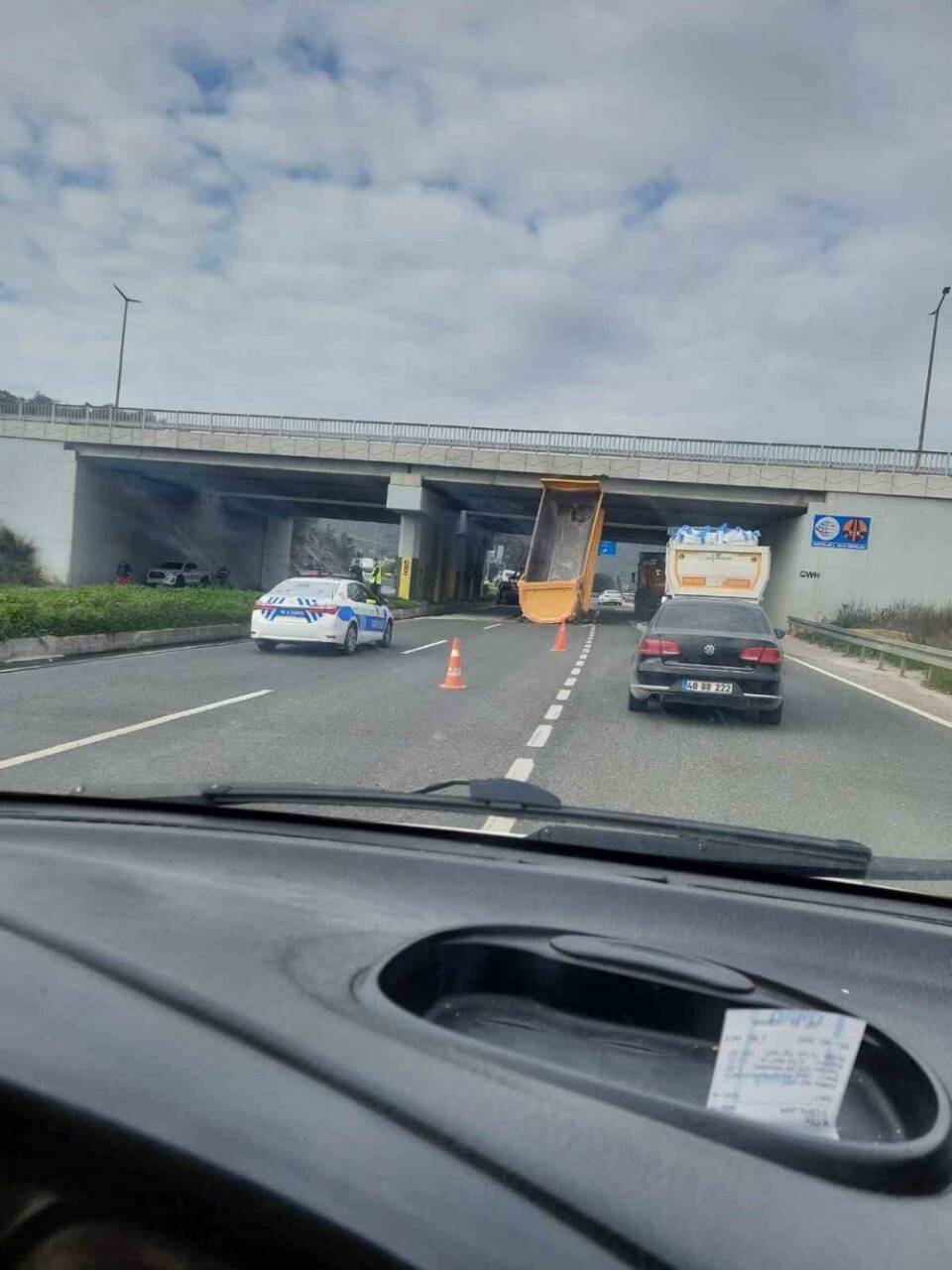 Dorse köprüye çarptı