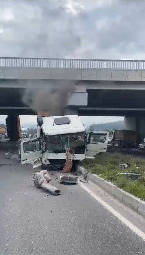 Dorse köprüye çarptı